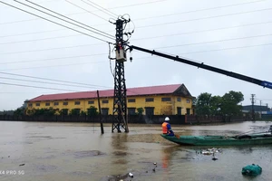 Điện lực miền Trung khắc phục sự cố, cấp điện trở lại cho người dân sau bão Trà Mi