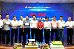 1 phường ở Đà Nẵng tặng quà cho nam cán bộ, công chức nhân ngày Quốc tế Đàn ông