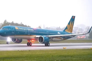 Máy bay hạ cánh khẩn cấp xuống sân bay Đà Nẵng đưa người đi cấp cứu