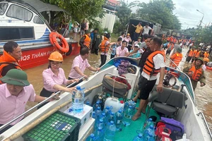 Chi nhánh Ngân hàng chính sách xã hội TP Đà Nẵng tặng quà cho người dân vùng lũ