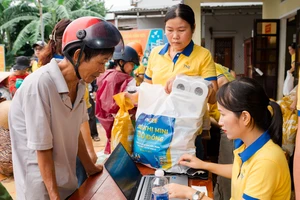 Siêu thị mini 0 đồng tiếp sức cho người dân vùng lũ miền Trung