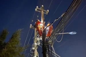 Hơn 1,2 triệu khách hàng đã được cấp điện trở lại sau bão số 13