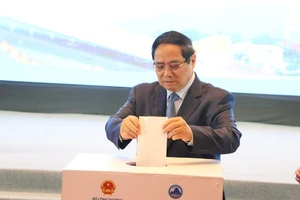 Thủ tướng và đại biểu dự diễn đàn logistics Việt Nam quyên góp ủng hộ đồng bào lũ lụt