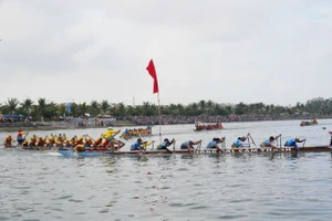 Người dân xem đua thuyền kín cả bờ sông Thu Bồn