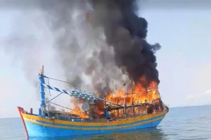 Cháy tàu cá trên biển do rò rỉ khí ga, khói bốc cao hàng chục mét