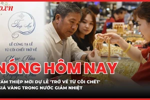 Câu chuyện đằng sau tấm thiệp mời dự lễ 'trở về từ cõi chết'; Giá vàng trong nước giảm nhiệt