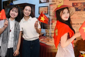 Rực rỡ cờ đỏ sao vàng, giới trẻ đổ xô đến quán cà phê check-in ngày 30-4