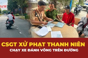 Video: Thanh niên không bằng lái, chở bạn đánh võng trên đường bị CSGT xử phạt