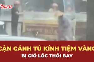 Cận cảnh gió lốc thổi bay tủ kính tiệm vàng ở Đắk Lắk