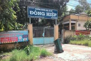 'Đại ca' đứng trước trường trấn lột tiền học sinh