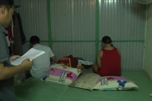 Chủ quán cà phê chiều khách tới bến