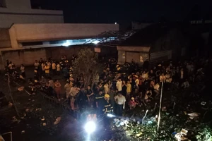 Chồng bất ngờ lao mình xuống sông ngay trước mặt vợ