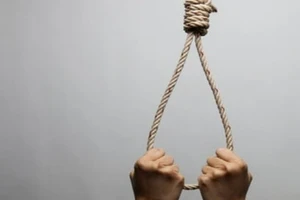 Một người chết trong tư thế treo cổ ở trụ sở công an xã