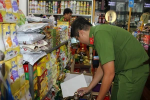 200 chai rượu nhãn hiệu nước ngoài không rõ nguồn gốc