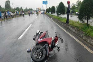 Mất lái, đâm dải phân cách, cô gái trẻ tử vong