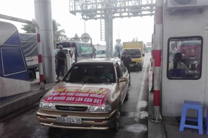 Tài xế treo băng rôn phản đối BOT Cần Thơ-Phụng Hiệp