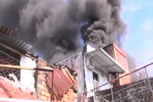 Cháy rụi tiệm sửa xe mùng 3 Tết