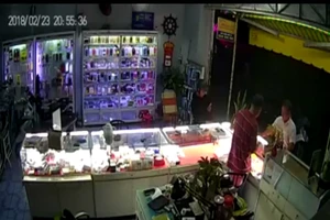 Vờ xem điện thoại, cướp 2 iPhone 6