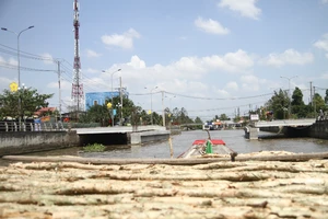 Hậu Giang đối thoại vụ xây cầu làm nghẽn đường thủy