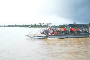 Bé gái 7 tuổi rơi xuống sông khi qua đò 