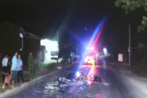 2 xe máy đối đầu trong đêm, 1 người tử vong