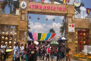 Cận cảnh: Du khách chen nhau thưởng thức bánh dân gian 