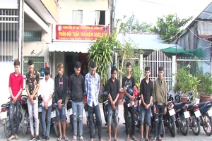 Bắt 10 thanh niên tụ tập đua xe rạng sáng 1-5