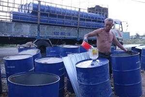 Hàng trăm thùng phuy dầu thải từ nhiệt điện bị xử lý sai