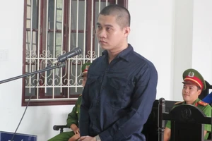 Thanh niên ôm người yêu tưới xăng tự thiêu