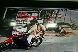 2 vợ chồng cướp giật vé số của người già