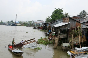 Sà lan tông nhà dân trong đêm, 3 trẻ nhỏ rơi xuống sông