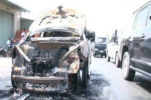 Cha ôm con trai 8 tuổi chạy khỏi xe đang bốc cháy