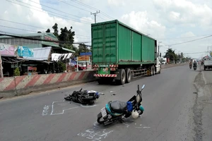 Container nghiền nát xe máy ở Tiền Giang