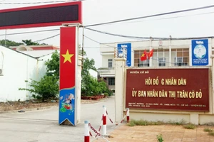 Nguyên bí thư quấy rối vợ phó chủ tịch trong nhà vệ sinh 