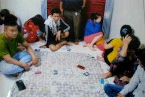 Hàng chục con bạc sát phạt nhau trong phòng ngủ ở TP Mỹ Tho