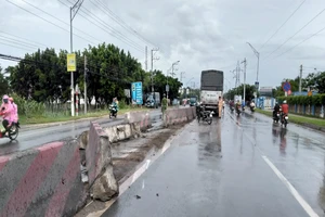 Xe tải mất lái tông bay dải phân cách bê tông