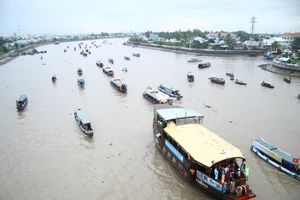 Bồng bềnh trên sông nước ngắm chợ nổi Cái Răng