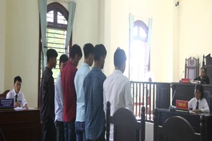 Nhóm thiếu niên đập phá gánh lô tô vì không xin được tiền