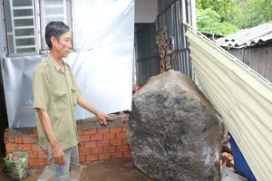 Lở đá, cả gia đình bỏ chạy giữa bữa cơm trưa