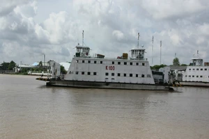 Đang trên phà, 1 phụ nữ nhảy sông Cổ Chiên mất tích