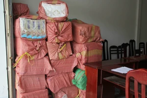 Gần 20.000 bao thuốc lá lậu trên ô tô gắn biển số giả