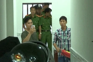 3 cha con dọa công an bằng bình chữa cháy