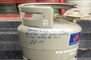 3 cha con dọa công an bằng bình gas bị khởi tố