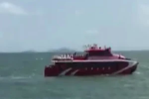 Một thanh niên bất ngờ nhảy từ phà xuống biển