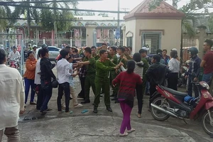 Gia đình bị cáo, bị hại đánh nhau náo loạn tại sân tòa 