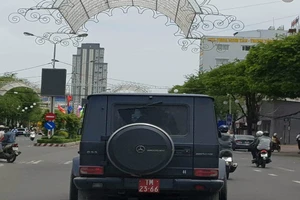 Mua biển số đỏ gắn vào xe chạy cho oai