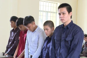 Năm thanh niên 'hùn tiền' rồi dắt tay nhau vào tù