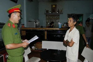 Người cất giữ hai bộ da hổ quý bị tố lừa đảo