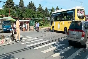 Qua đường, người đàn ông bị xe khách tông tử vong