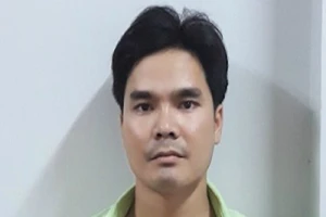 Cướp giật túi xách của vợ sau khi giải quyết ly hôn ở tòa